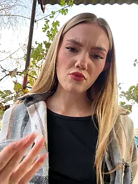 Snapshot of MilaMoone chatting on November 5, 2025, 9:56 am MilaMoone online show from November 5, 2025, 9:56 am