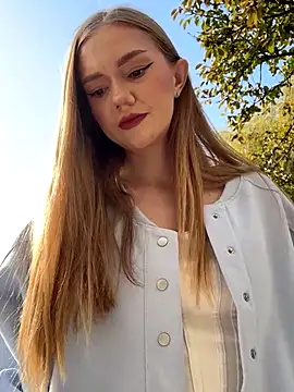 Snapshot of MilaMoone chatting on November 8, 2025, 11:25 am MilaMoone online show from November 8, 2025, 11:25 am