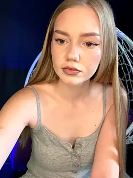 Snapshot of MilaMoone chatting on November 18, 2025, 11:02 am MilaMoone online show from November 18, 2025, 11:02 am