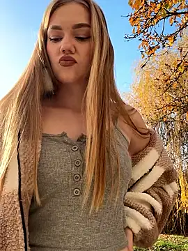 Snapshot of MilaMoone chatting on November 27, 2025, 11:43 am MilaMoone online show from November 27, 2025, 11:43 am