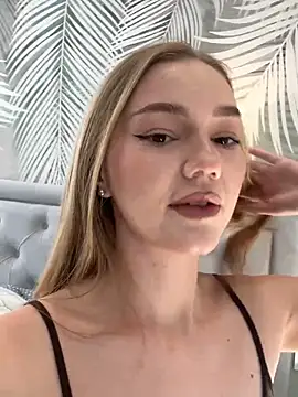 Snapshot of MilaMoone chatting on November 21, 2025, 11:42 am MilaMoone online show from November 21, 2025, 11:42 am