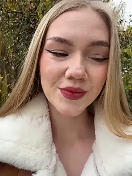 Snapshot of MilaMoone chatting on November 14, 2025, 10:19 am MilaMoone online show from November 14, 2025, 10:19 am