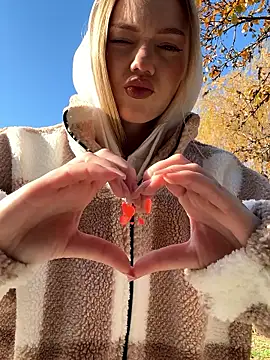 Snapshot of MilaMoone chatting on November 29, 2025, 9:20 am MilaMoone online show from November 29, 2025, 9:20 am