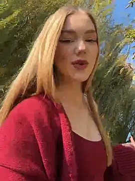 Snapshot of MilaMoone chatting on November 6, 2025, 11:03 am MilaMoone online show from November 6, 2025, 11:03 am