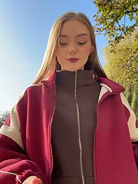 Snapshot of MilaMoone chatting on November 7, 2025, 11:04 am MilaMoone online show from November 7, 2025, 11:04 am