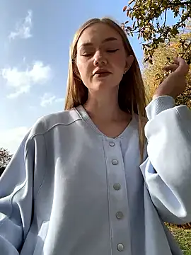 Snapshot of MilaMoone chatting on November 17, 2025, 10:19 am MilaMoone online show from November 17, 2025, 10:19 am