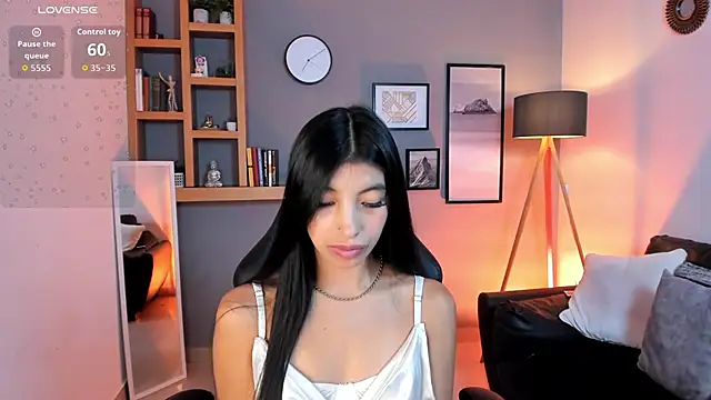 Tiffany Low online show from April 5, 2026, 2:46 pm