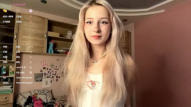 FridaAaberg online show from October 15, 2025, 7:16 am