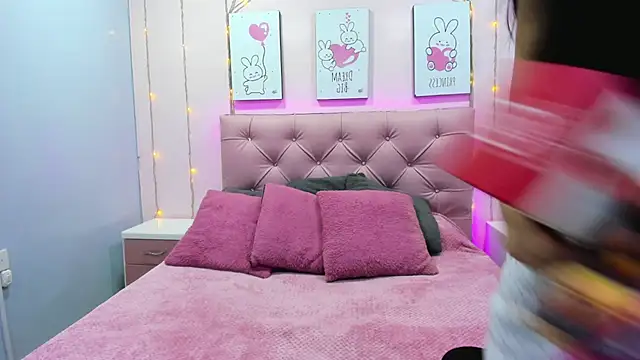 Issaa Tyler online show from October 25, 2025, 3:06 am