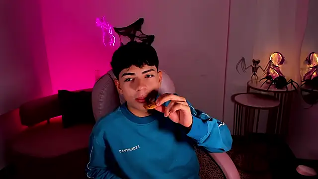 Snapshot of Peter_chase chatting on October 19, 2025, 7:16 pm Peter chase online show from October 19, 2025, 7:16 pm