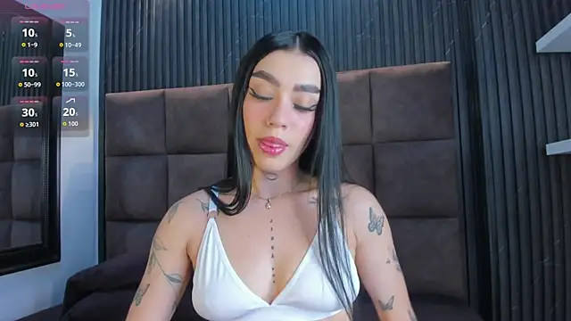 Scarlet  Jones  online show from May 26, 2026, 4:32 am