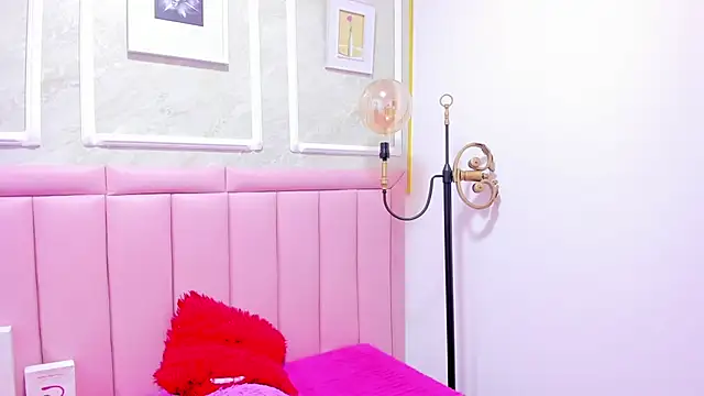 Snapshot of HoollyHendrix chatting on December 15, 2025, 8:47 pm HoollyHendrix online show from December 15, 2025, 8:47 pm