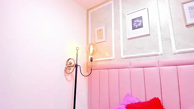 Snapshot of HoollyHendrix chatting on December 4, 2025, 8:30 pm HoollyHendrix online show from December 4, 2025, 8:30 pm