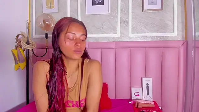 Snapshot of HoollyHendrix chatting on February 9, 2026, 8:29 pm HoollyHendrix online show from February 9, 2026, 8:29 pm