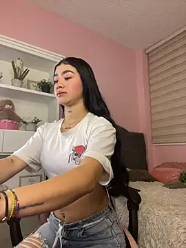 camila1 torres  online show from November 24, 2025, 11:27 pm