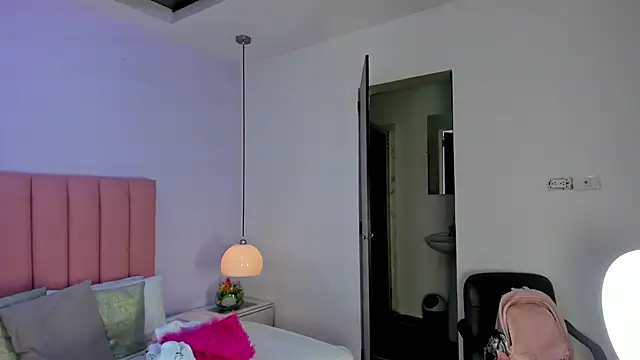 Amy Ferreira online show from November 10, 2025, 3:00 am