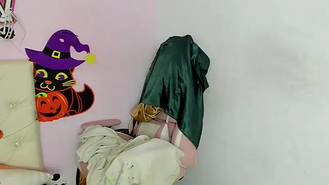 Yuni kim online show from October 31, 2025, 2:24 pm