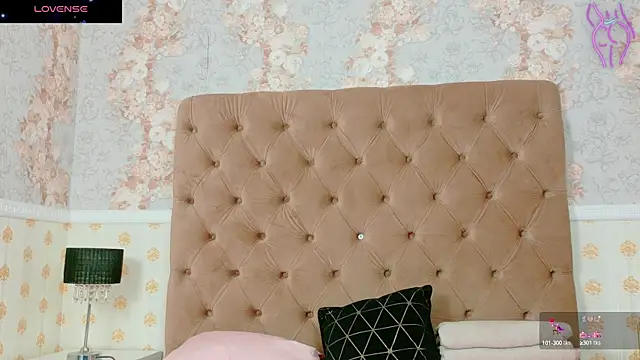 CoraVex online show from October 3, 2025, 4:14 am