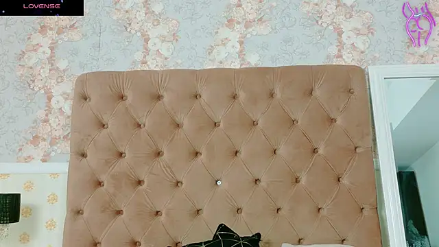 CoraVex online show from October 7, 2025, 4:24 am