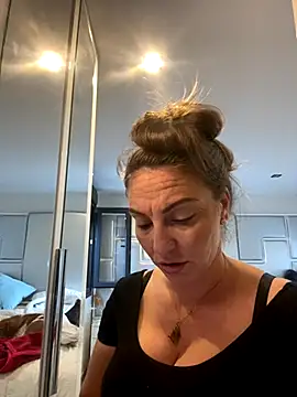Cristalmegan online show from October 9, 2025, 10:49 am