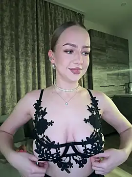 MissOyee online show from February 3, 2026, 7:41 pm