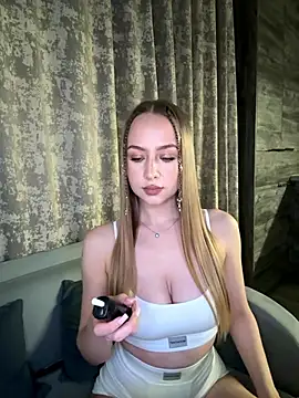 MissOyee online show from November 19, 2025, 7:14 pm