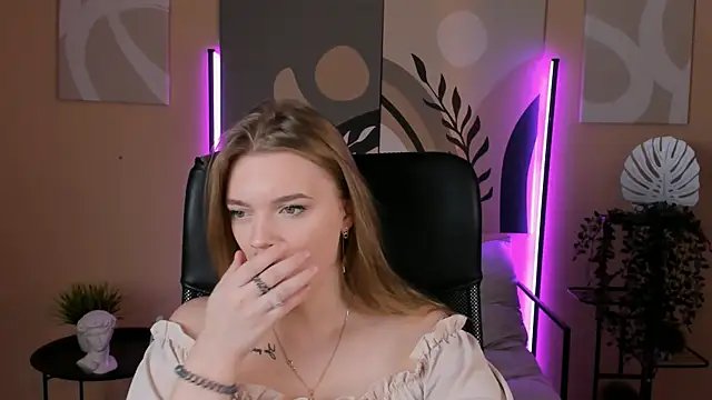 LisaMitchell online show from October 10, 2025, 4:24 am