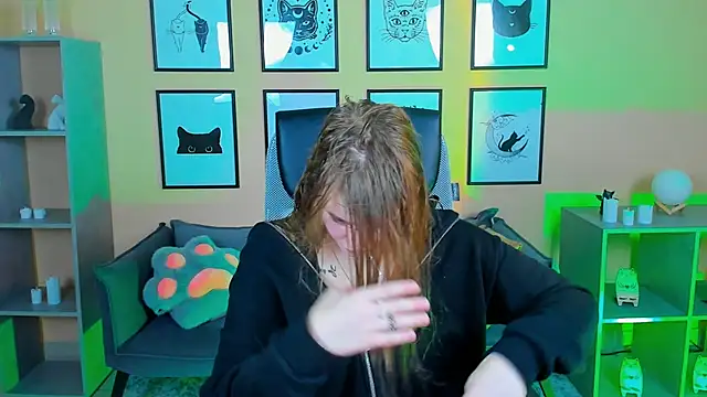 LisaMitchell online show from October 25, 2025, 2:11 am