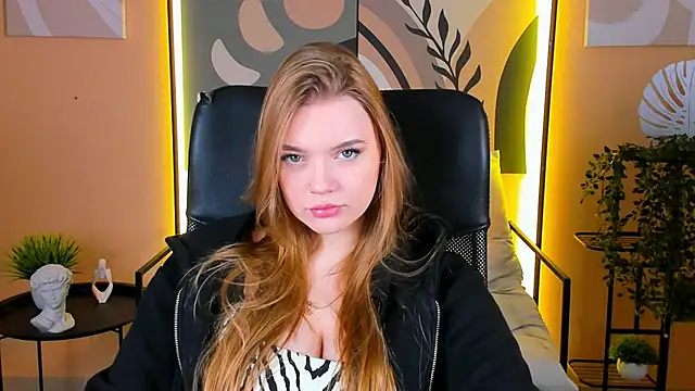 LisaMitchell online show from October 13, 2025, 4:25 am