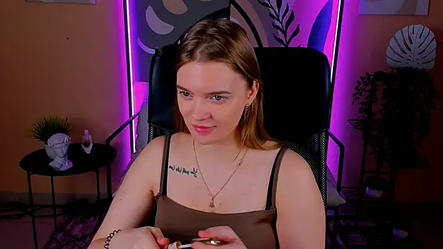 LisaMitchell online show from October 20, 2025, 2:24 am