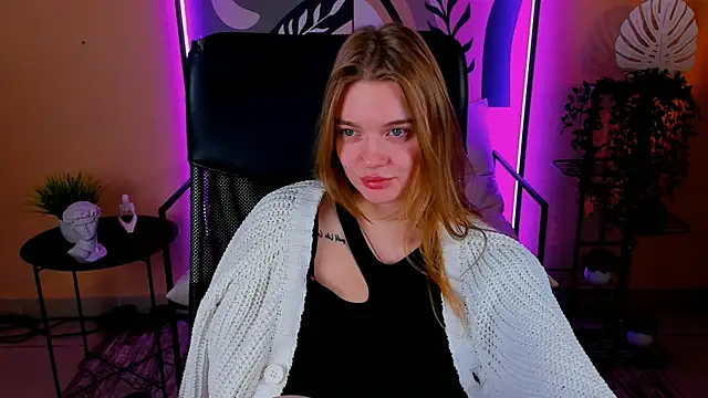 LisaMitchell online show from October 21, 2025, 2:22 am