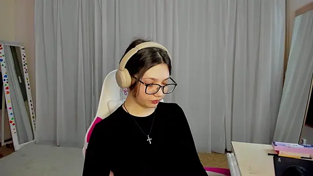 Snapshot of CarolKitty chatting on November 3, 2025, 8:18 am CarolKitty online show from November 3, 2025, 8:18 am