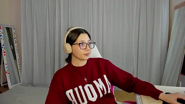 Snapshot of CarolKitty chatting on November 4, 2025, 7:45 am CarolKitty online show from November 4, 2025, 7:45 am