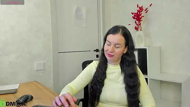 Stella Leon online show from October 7, 2025, 2:23 am