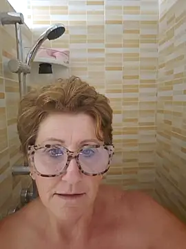 Snapshot of LadyLuxe_xx chatting on October 5, 2025, 11:23 am LadyLuxe xx online show from October 5, 2025, 11:23 am