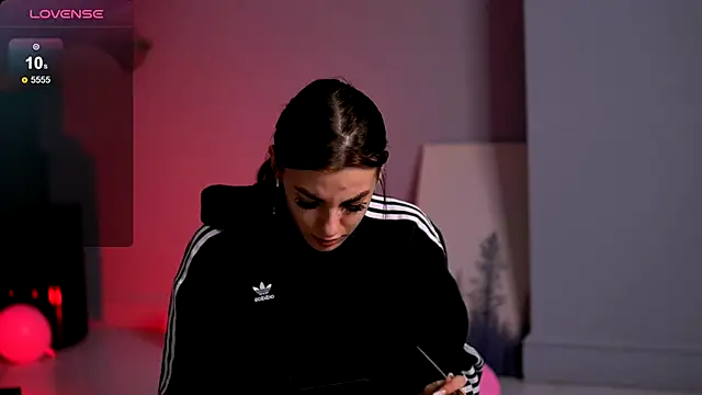 LunaVyx online show from November 27, 2025, 8:09 pm