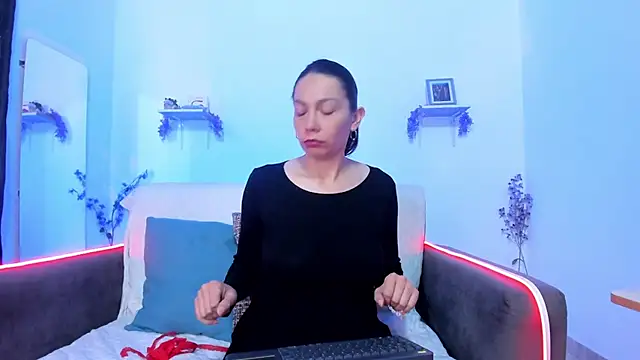 Snapshot of karlaaa__ chatting on November 19, 2025, 1:55 pm karlaaa online show from November 19, 2025, 1:55 pm