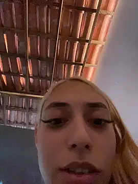 loirinhaaa online show from April 21, 2026, 6:58 pm