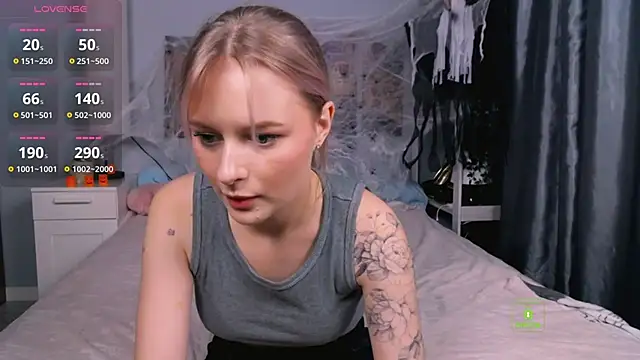LunaLuxxy online show from October 8, 2025, 3:46 pm