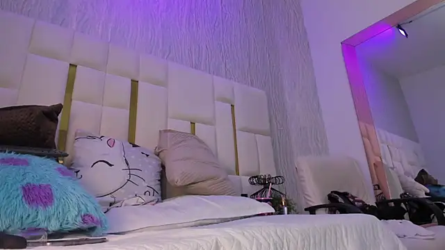 mia vy online show from May 9, 2026, 8:34 pm