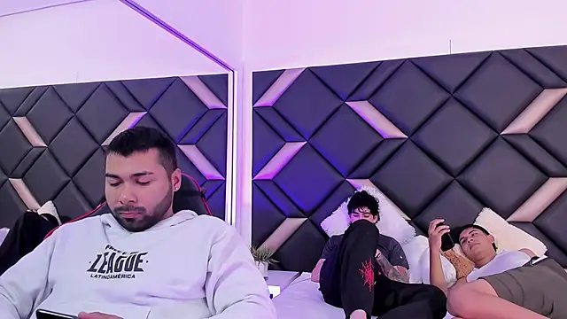 Hot Threesomee online show from November 11, 2025, 1:28 pm