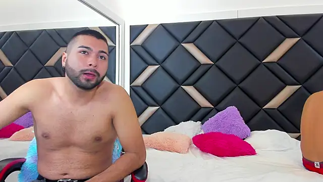 Hot Threesomee online show from November 19, 2025, 1:22 pm