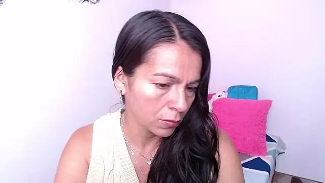 camilavargas  online show from February 14, 2026, 3:45 pm