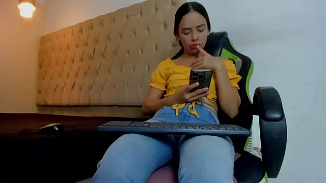 Snapshot of Naomis_35 chatting on February 6, 2026, 7:32 pm Naomis 35 online show from February 6, 2026, 7:32 pm