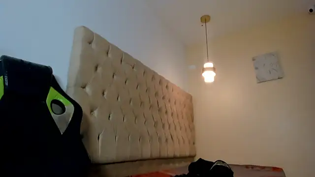 Naomis 35 online show from December 15, 2025, 7:20 pm