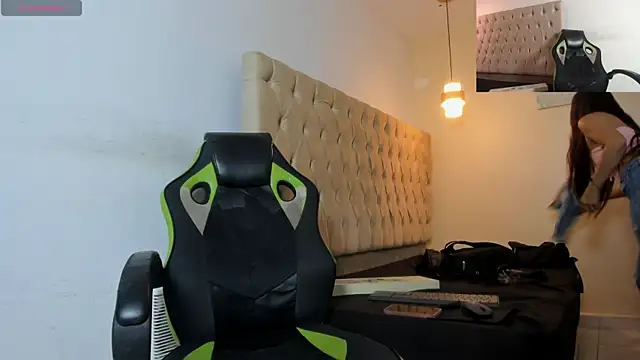 Naomis 35 online show from October 8, 2025, 8:09 pm