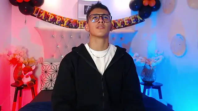 Snapshot of SalvadorFit chatting on October 10, 2025, 8:42 pm SalvadorFit online show from October 10, 2025, 8:42 pm