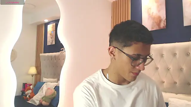 Snapshot of SalvadorFit chatting on February 10, 2026, 8:41 pm SalvadorFit online show from February 10, 2026, 8:41 pm