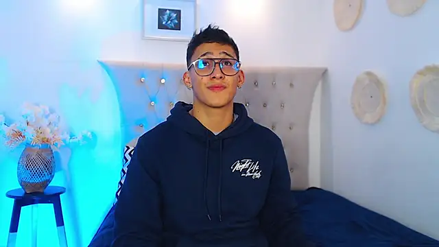 Snapshot of SalvadorFit chatting on September 17, 2025, 9:39 pm SalvadorFit online show from September 17, 2025, 9:39 pm