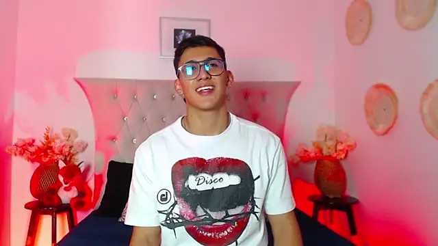 Snapshot of SalvadorFit chatting on November 7, 2025, 8:35 pm SalvadorFit online show from November 7, 2025, 8:35 pm